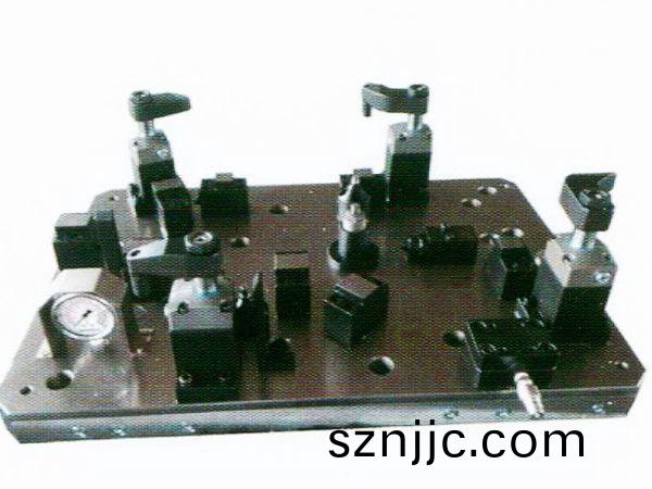 齒(chi)輪(lun)室(shi)罩(zhao)蓋(gai)液(ye)壓裌具(ju)